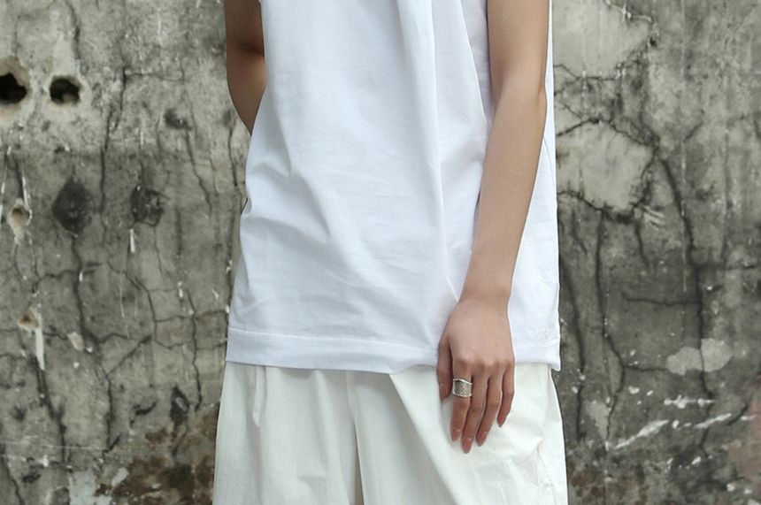 SIMPLE BLACK - Mouwloze top met opstaande kraag en strikdetail