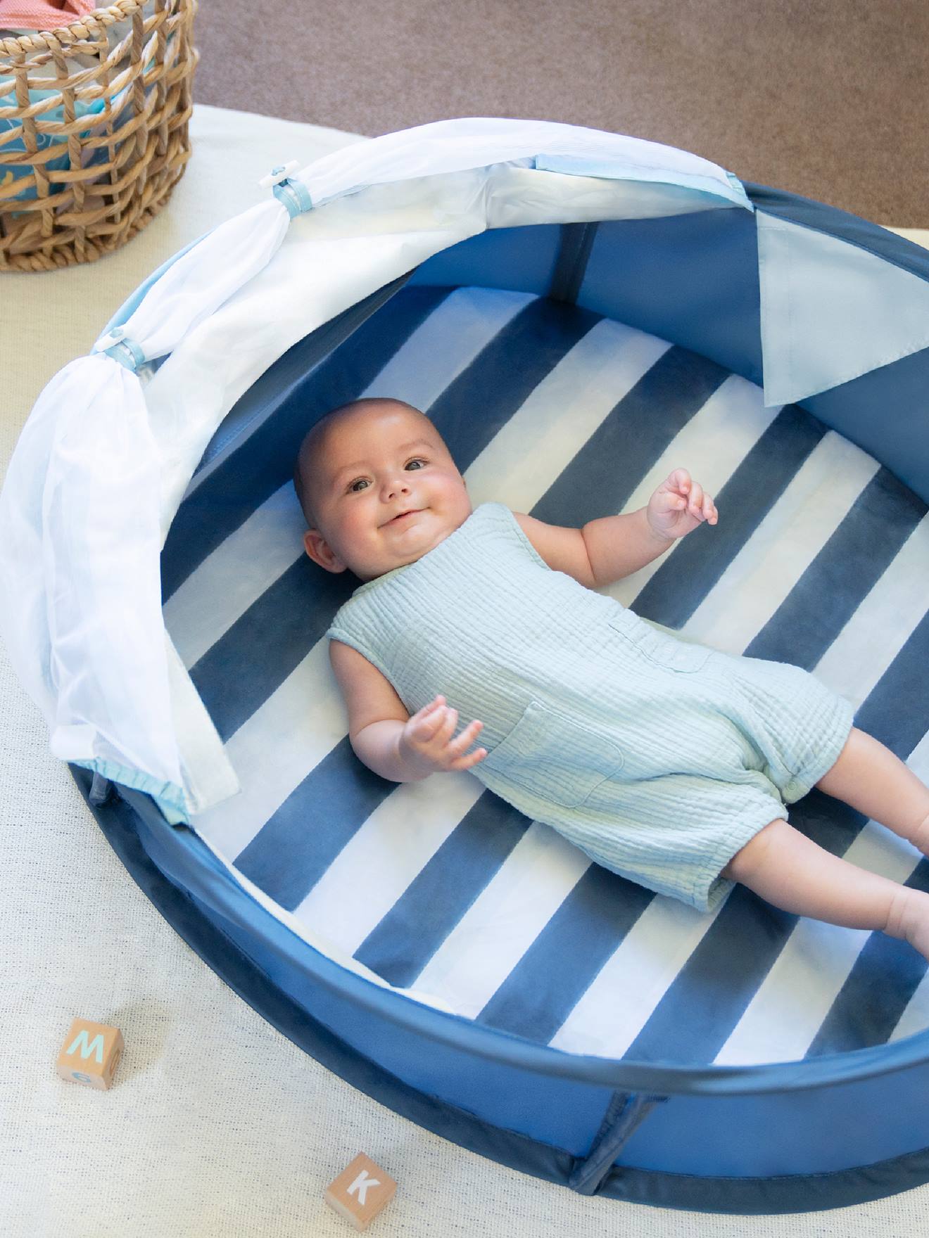 Área de atividades Babyni BABYMOOV com proteção UV, azul médio liso com estampas.
