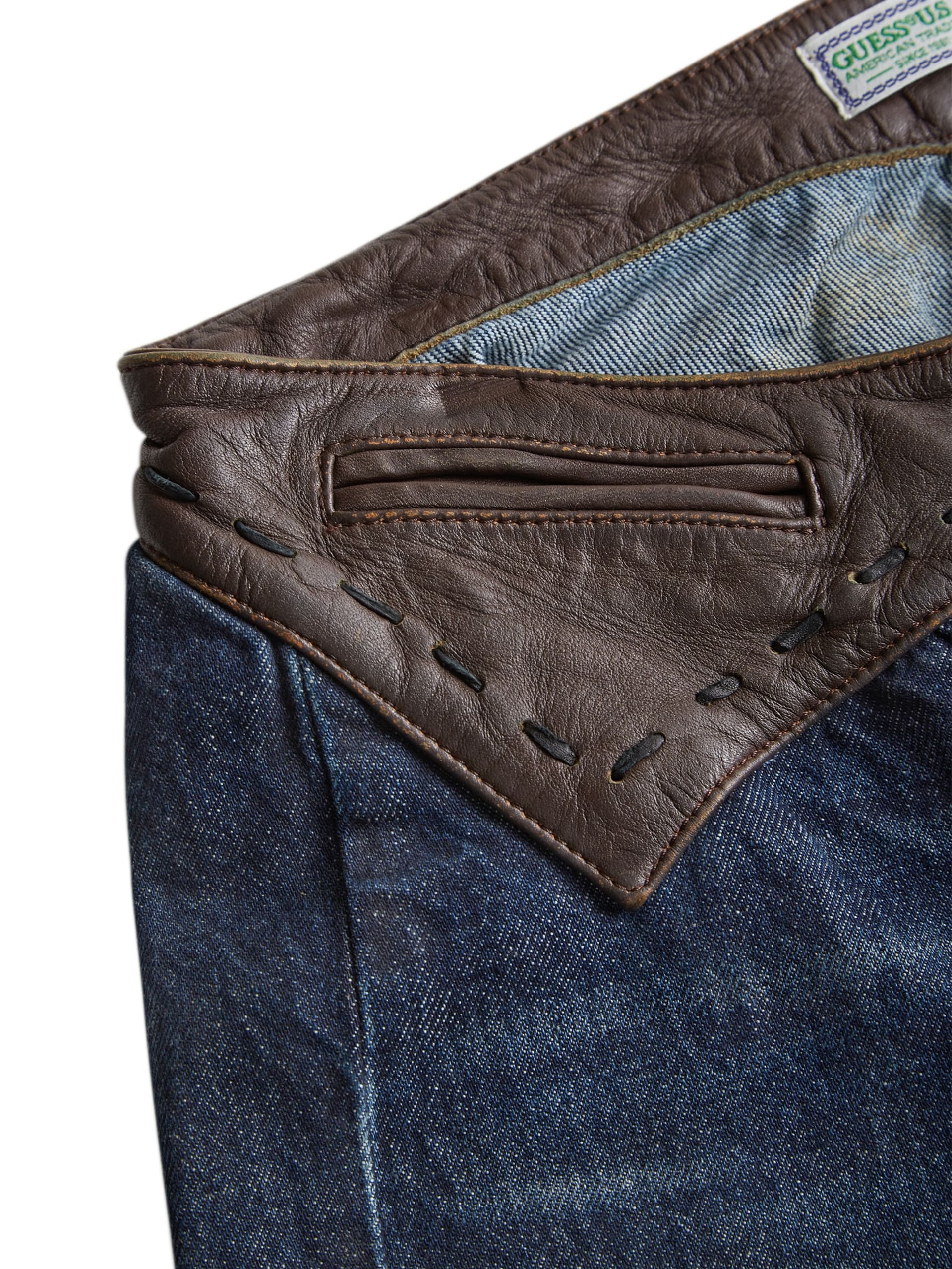 calças flare de denim contrastantes