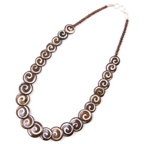 Collier boutons en os et motifs spirale