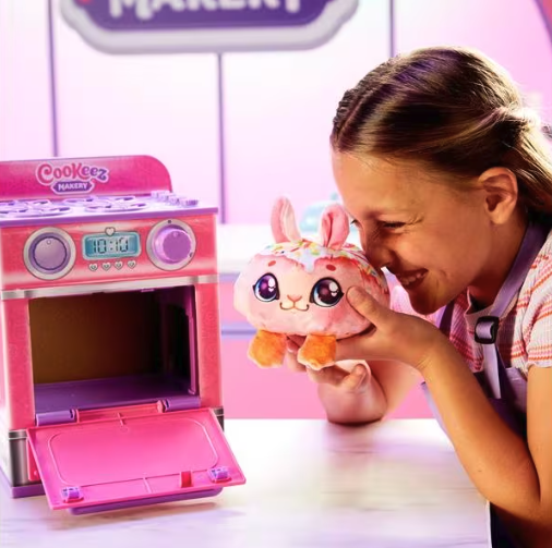 Cookeez Makery Kinder Spielset Treatz Ofen Teig Spielzeug Backset mit Interaktivem Plüschfreund inkl. AAA Batterien (23502) - Pink
