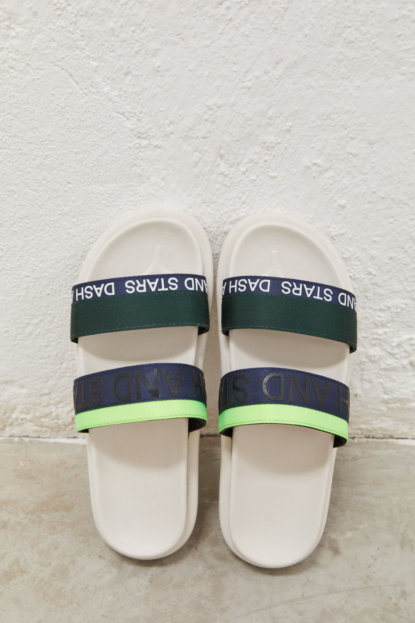 Chinelo de dedo verde multicolorido com tiras - estampa