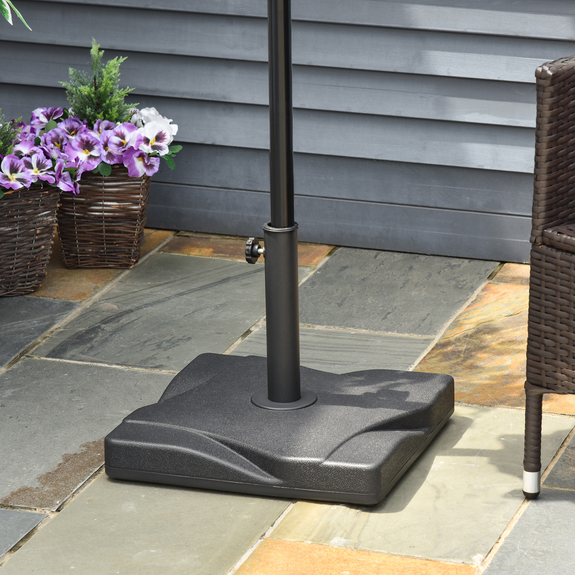 Base para guarda-sol de jardim Outsunny, peso 20 kg, adequada para vários diâmetros de mastro: Ø32 mm, Ø38 mm, Ø48 mm, preenchida com cimento estável, 41,5 x 41,5 x 33 cm, preta.