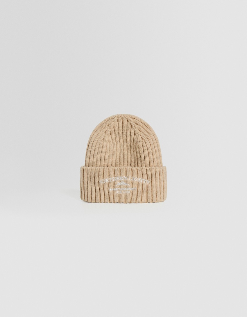 Gorro bordado com nervuras largas