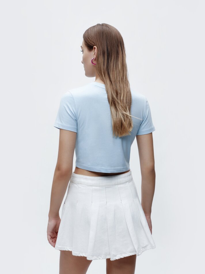 Camiseta cropped com lantejoulas - Azul claro