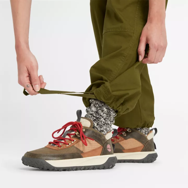 Calça utilitária feminina em tecido plano na cor verde-escura.