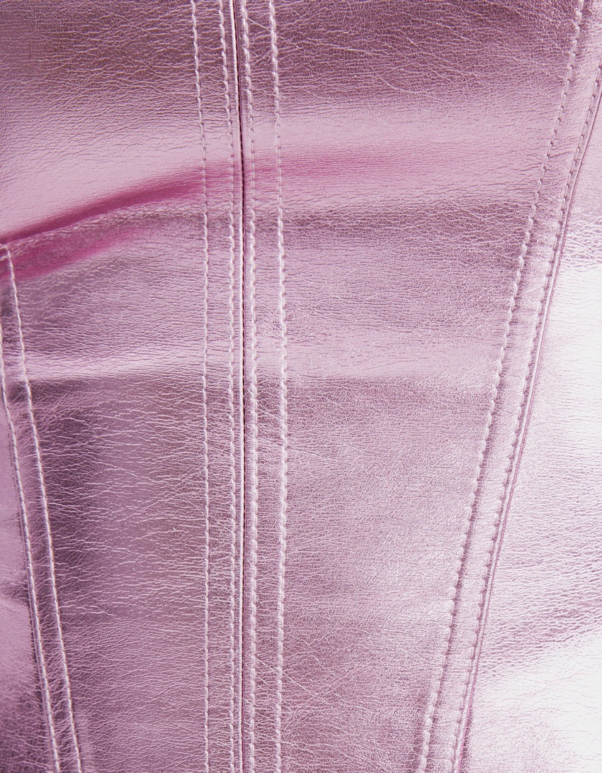 Top bandeau com efeito de couro metálico