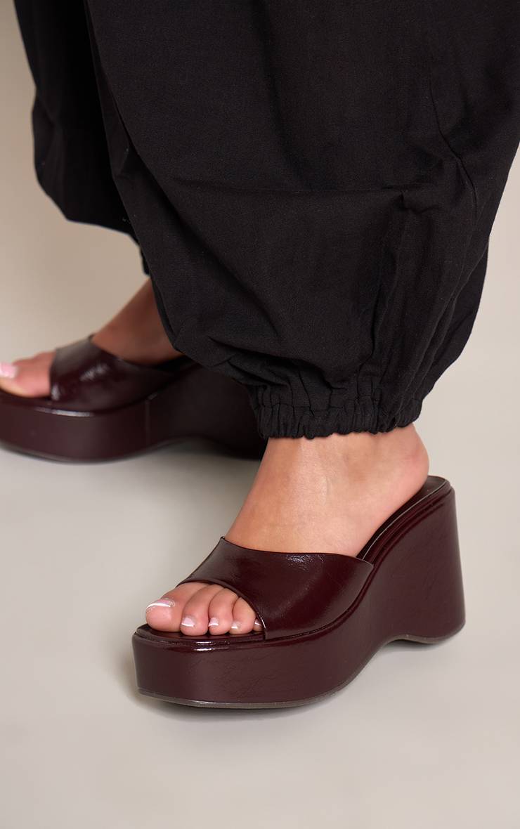Rouge Bordeaux Mules Compensées En Synthétique Verni Plissé