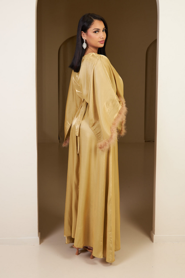 Robe longue doré satiné manche plume