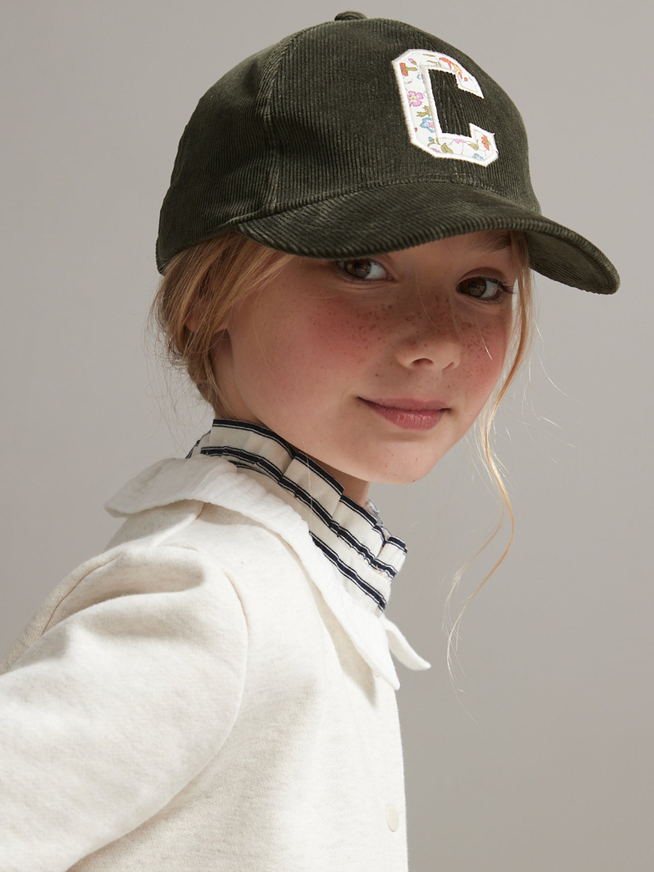 Casquette Fille lettrage en tissu Liberty