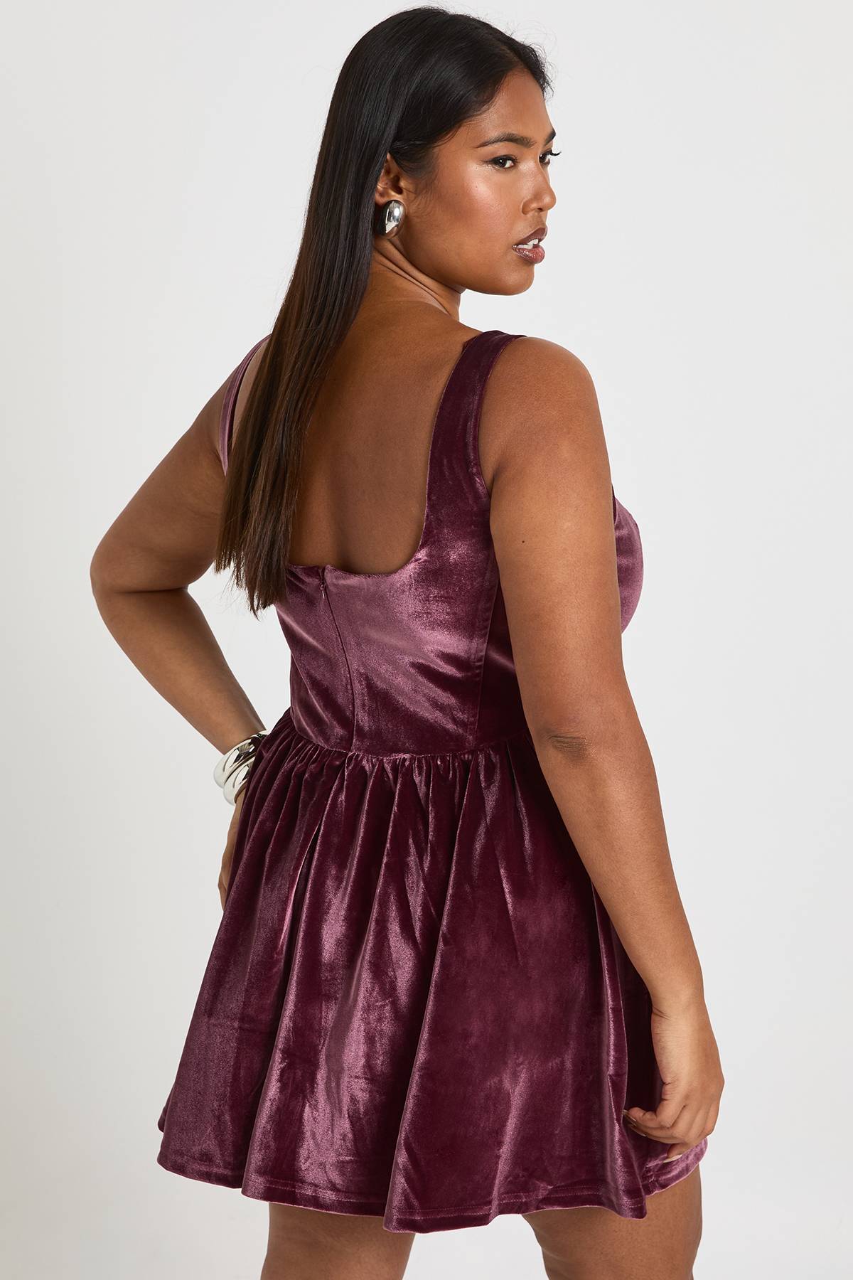 boohoo Robe en velours Plus à encolure carrée avec détail corset