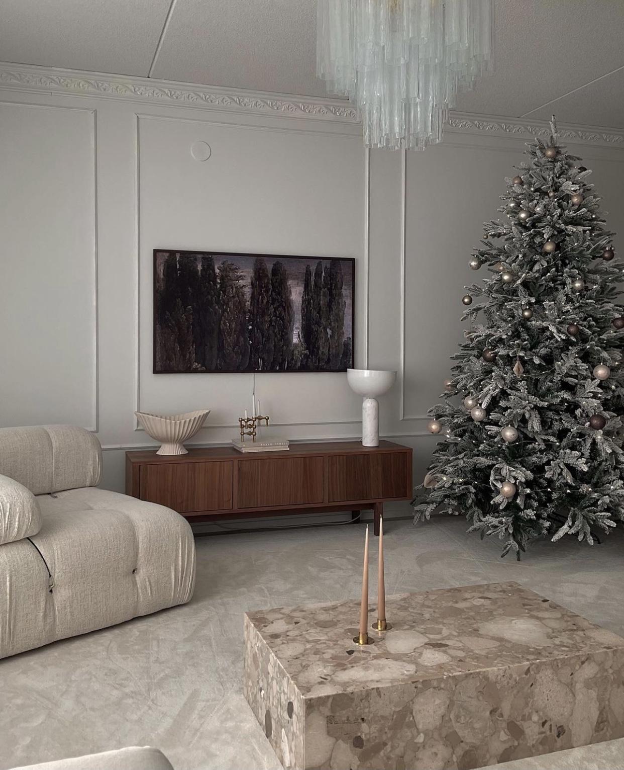 Besneeuwde kunstkerstboom BASSIE 240 cm Wit