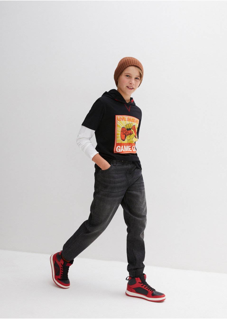 T-shirt garçon à capuche et superposition