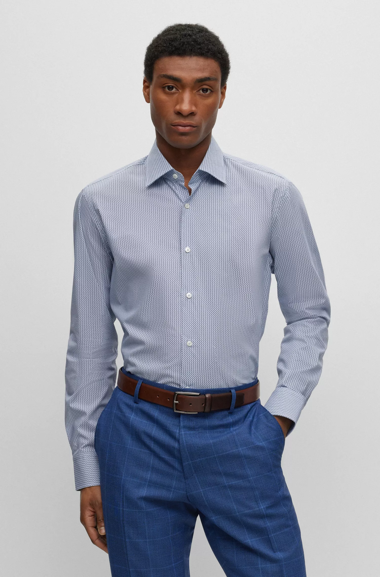 Camisa BOSS preta de corte regular em algodão elástico estampado.