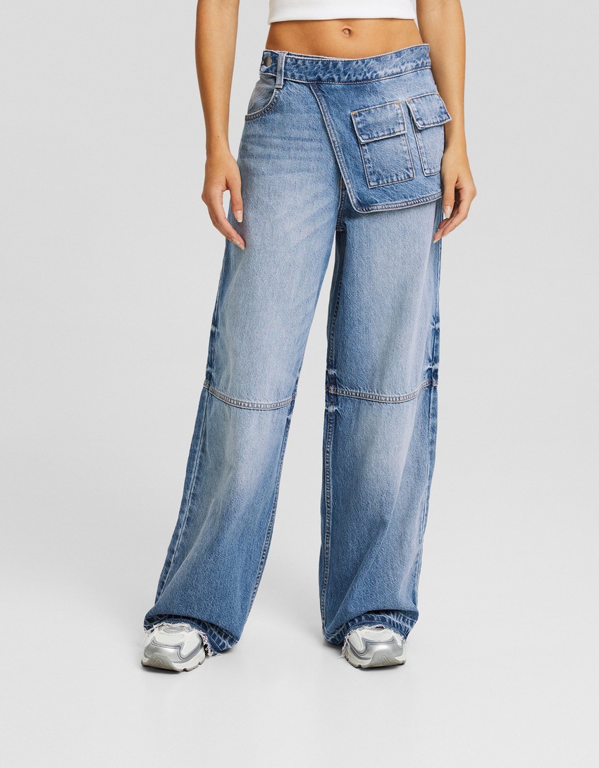 Calça jeans de perna larga com detalhe na cintura