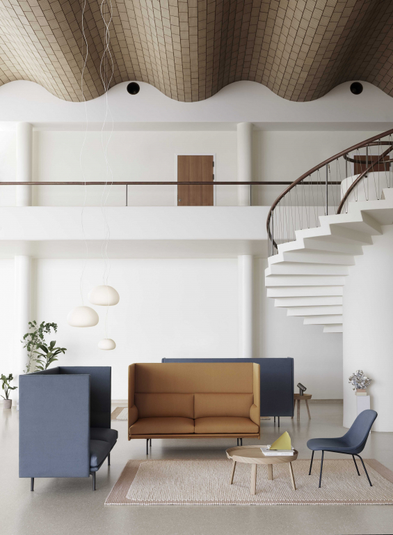 Muuto Fiber Tube fauteuil Silk Leather cognac