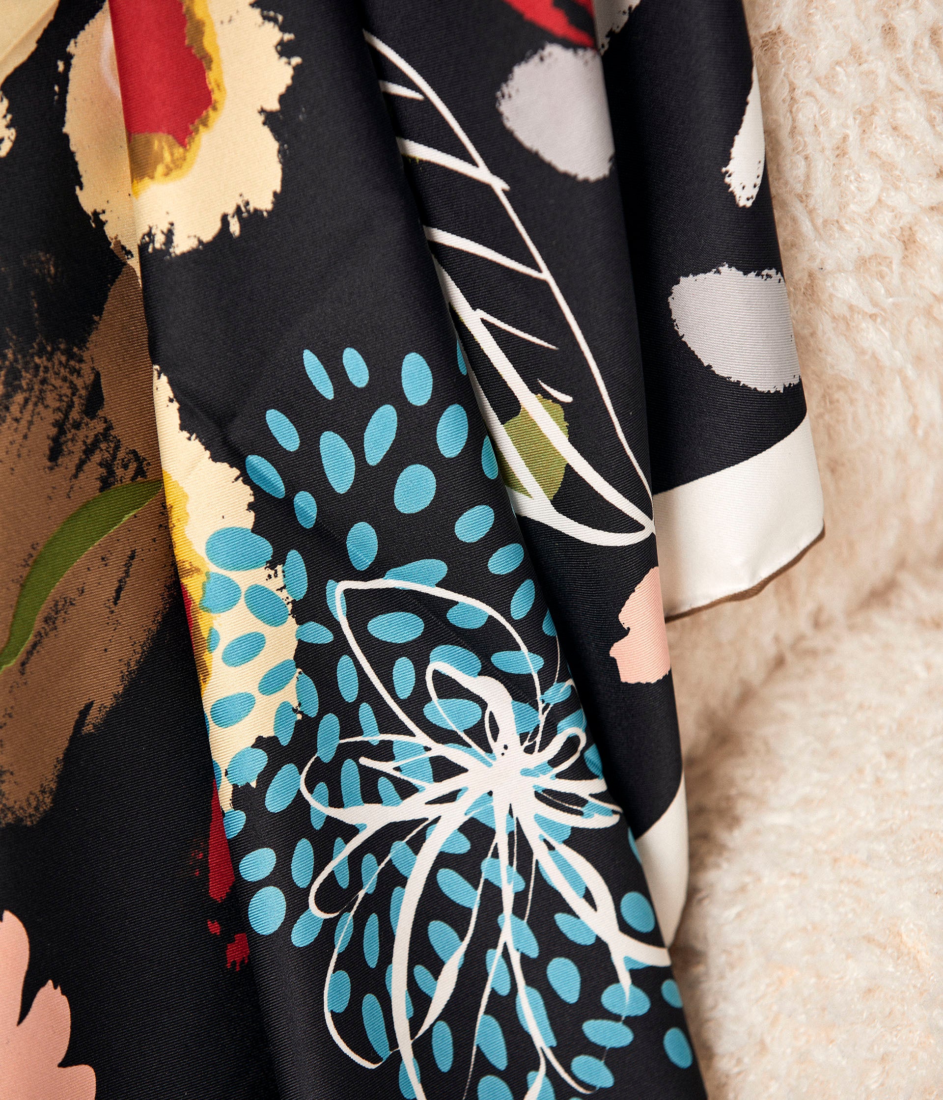 Foulard noir fleuri Carmela
