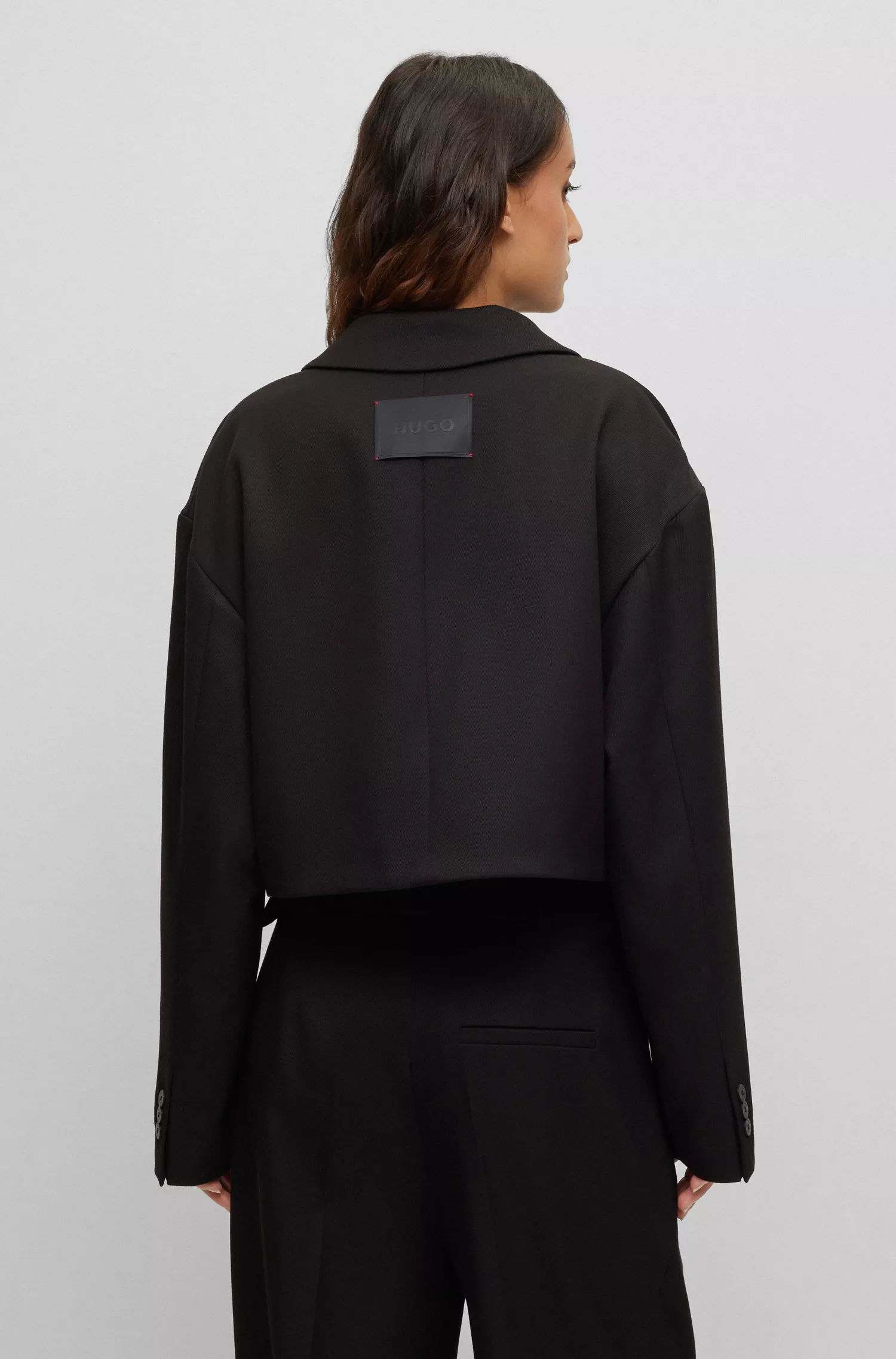 Jaqueta cropped HUGO vermelha, modelagem oversized, em gabardine stretch.