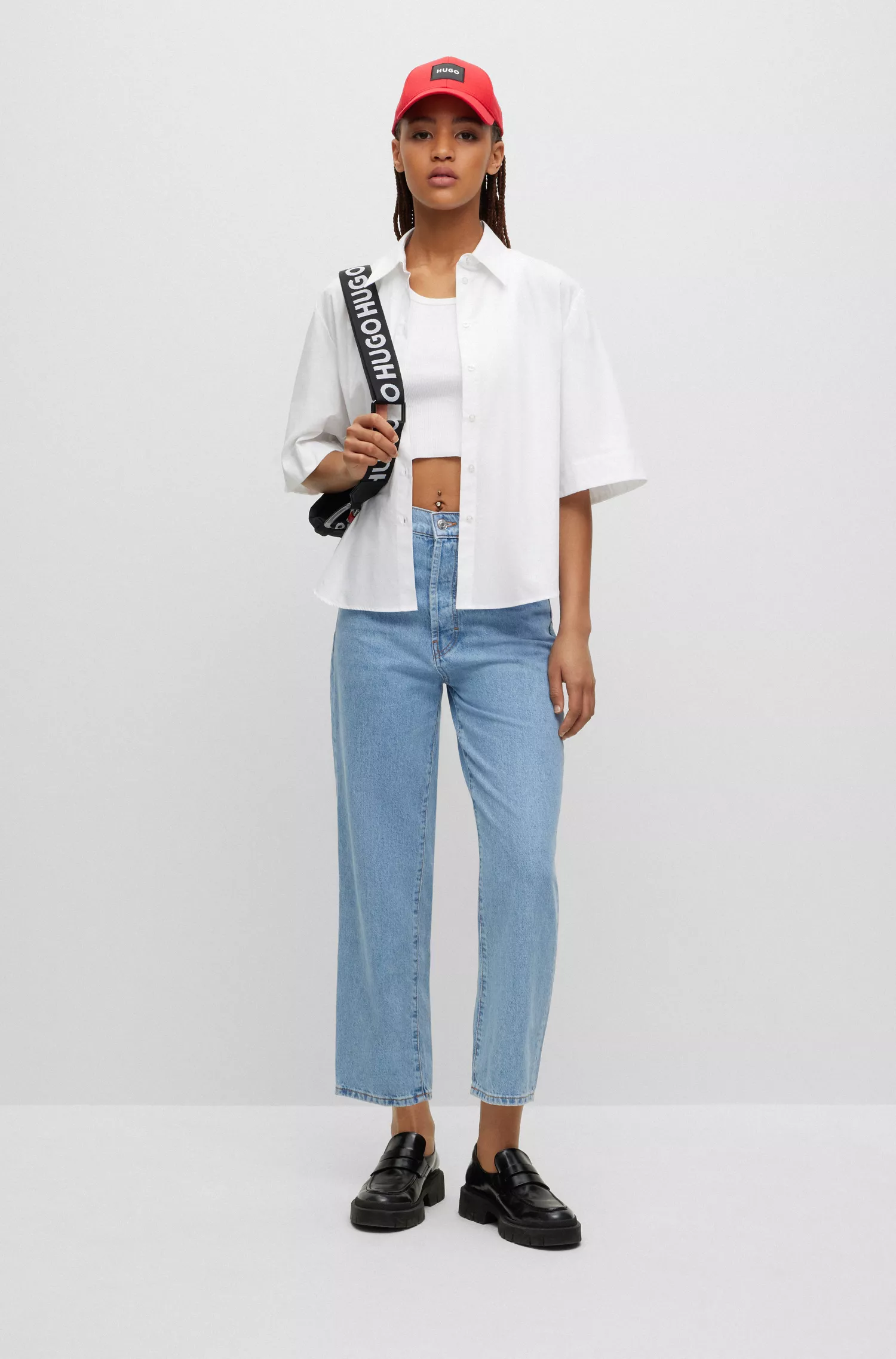 Calça jeans HUGO vermelha, de perna larga e corte moderno, em denim rígido azul.