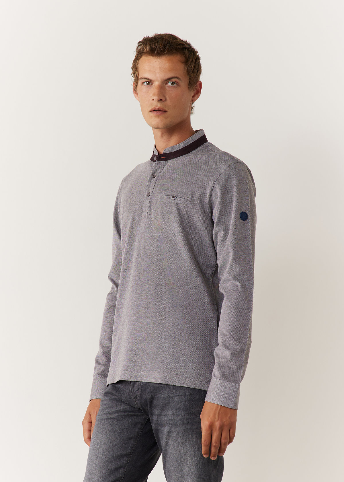 Polo manches longues Slim en coton uni marron glacé à col officier