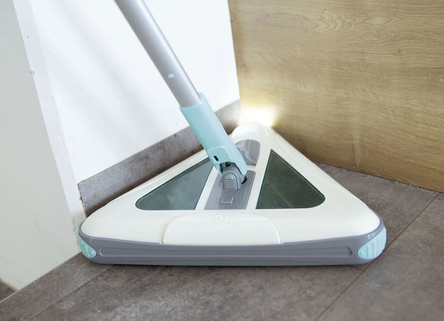 Livington Deeper Sweeper-Akkubesen in Dreiecksform