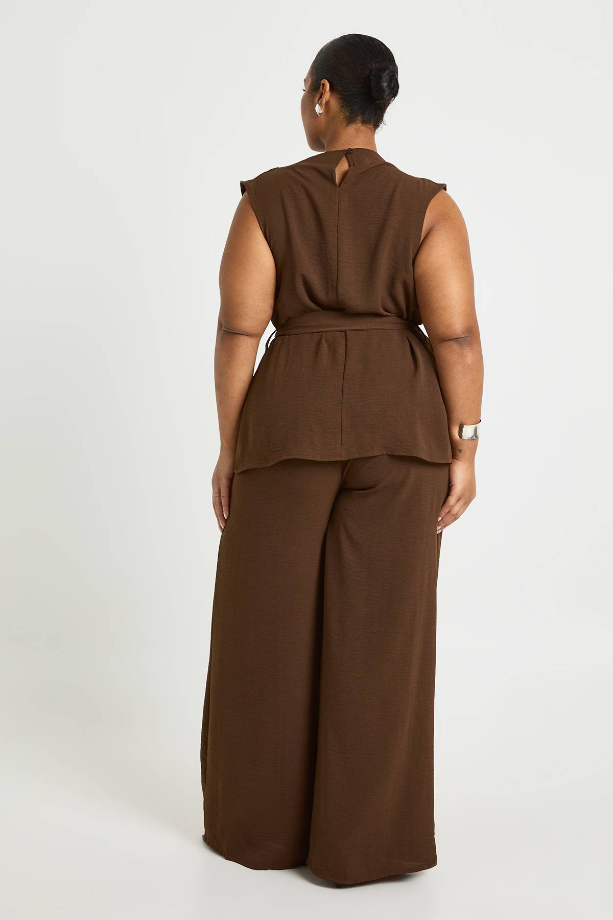 boohoo Plus ensemble coordonné composé d'un haut à col drapé en tissu tissé et d'un pantalon ceinturé