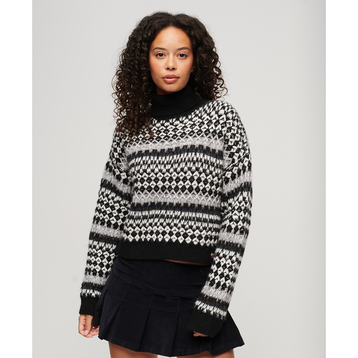 SUPERDRY<br>Suéter cropped com gola alta e estampas gráficas