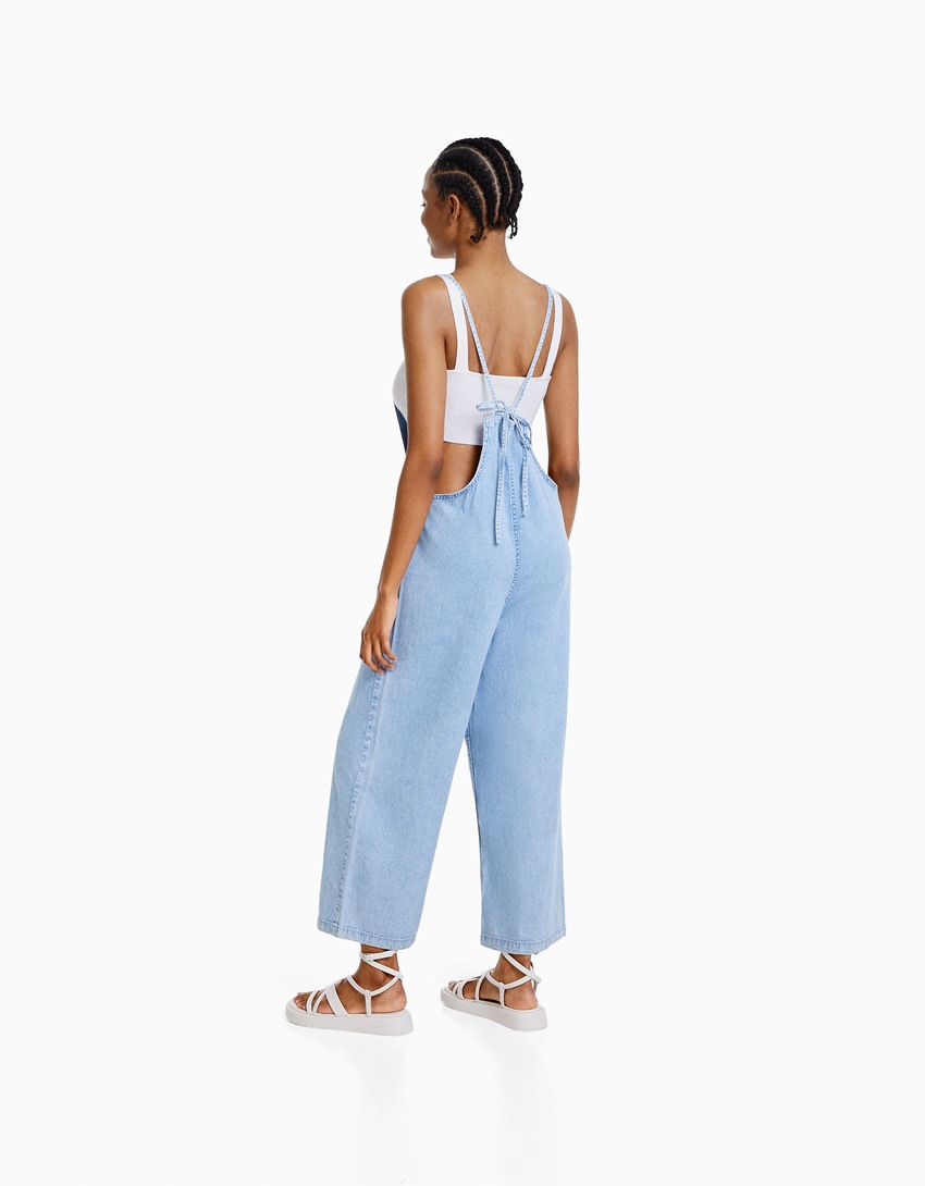 Macacão jeans com alças finas