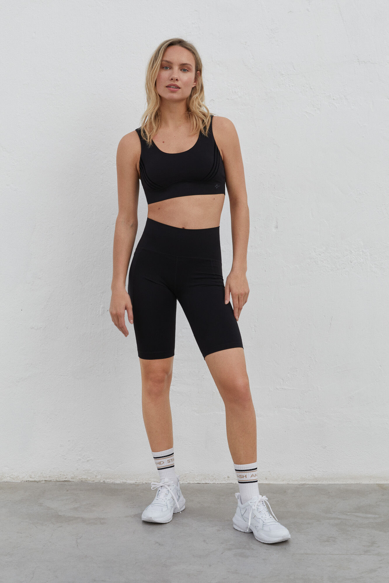 Calça legging curta Power Sculpt em microfibra - Preta