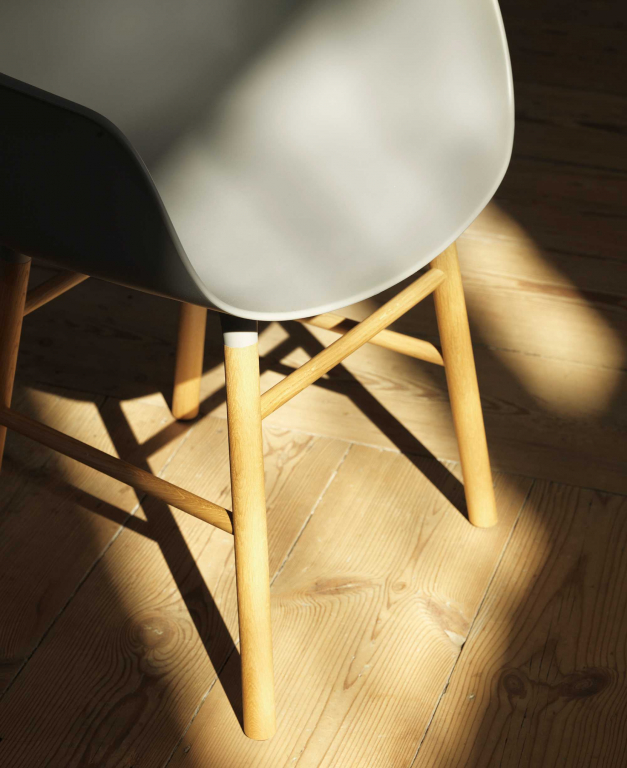 Normann Copenhagen Form Armchair stoel met eiken onderstel blauw