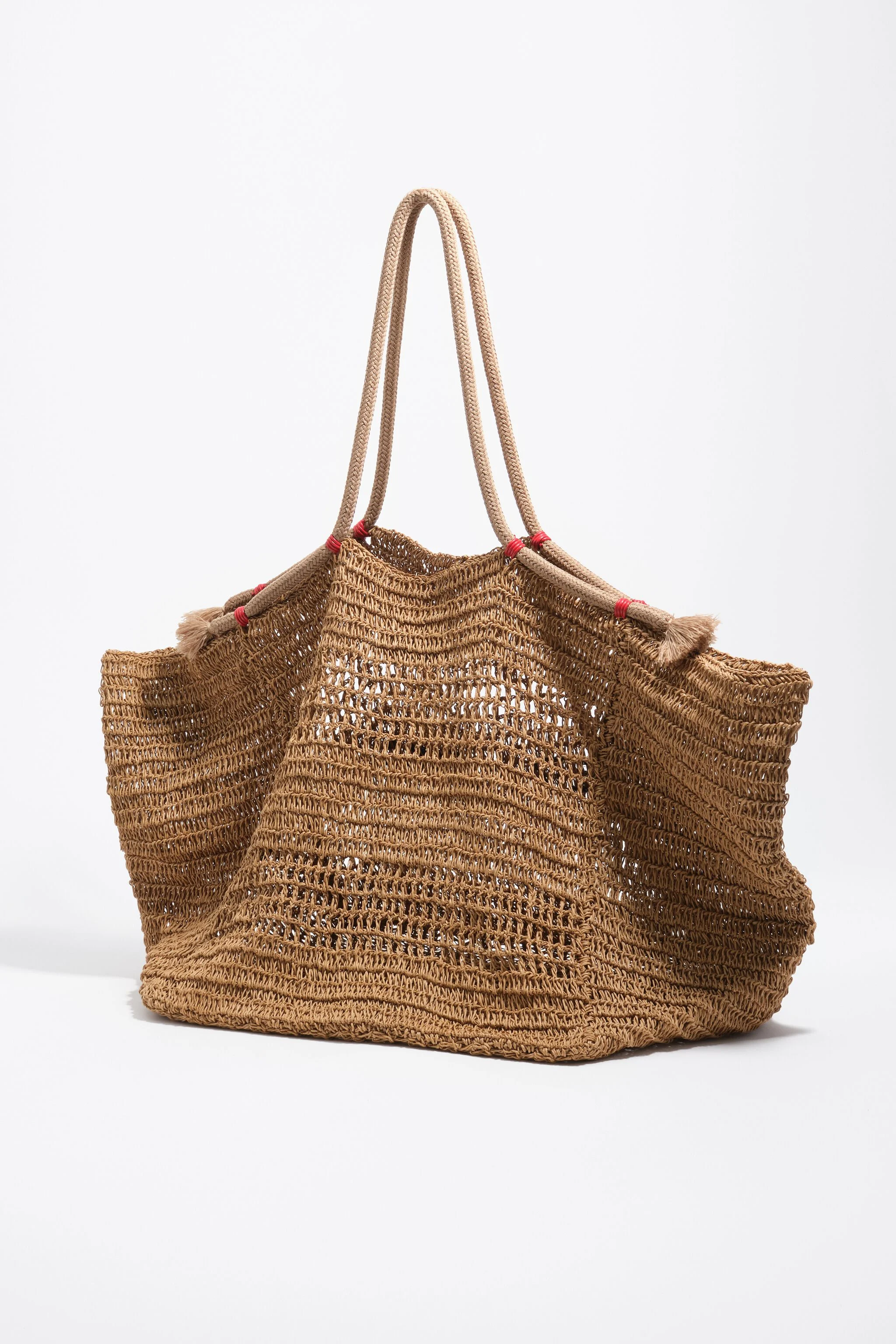 Bolsa de ombro grande em tom escuro natural com efeito ráfia.