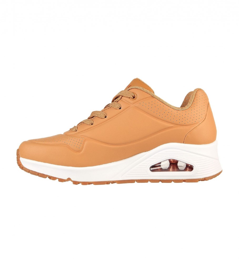 Tênis Skechers UNO Stand On Air, marrom e laranja.