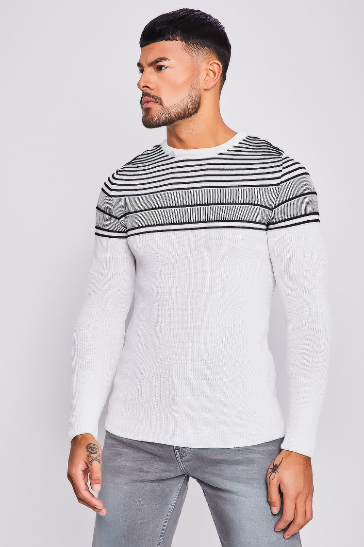 Pull en maille blanc à rayures noires en relief