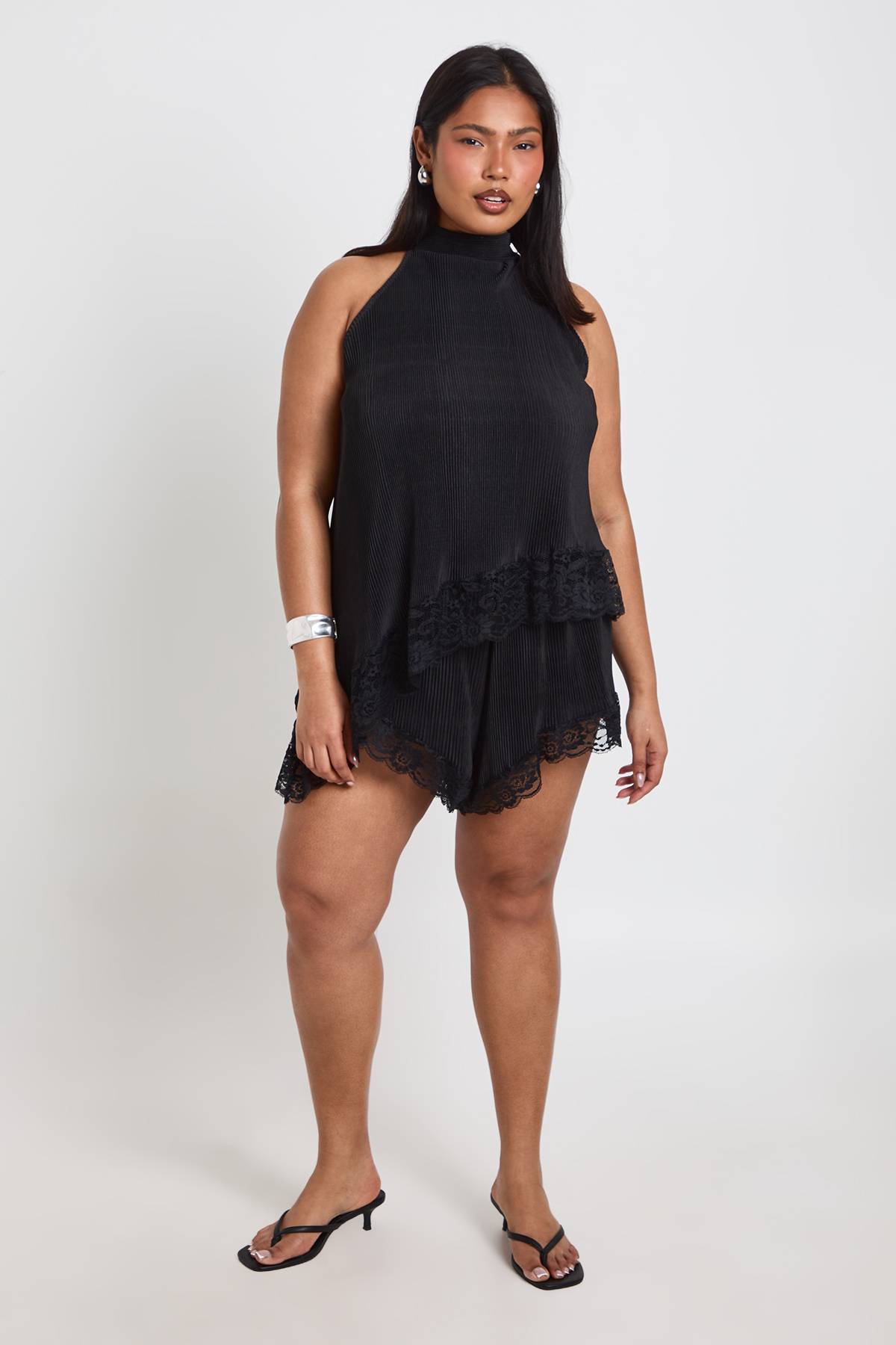 boohoo Haut Asymétrique Plissé Avec Bordure En Dentelle Grande Taille