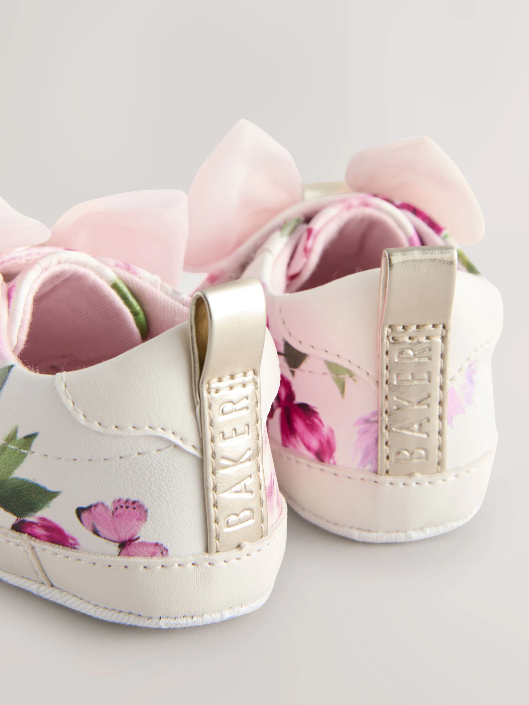 Felroze / wit - Baker by Ted Baker - Organza strik Padders trainers voor babymeisjes
