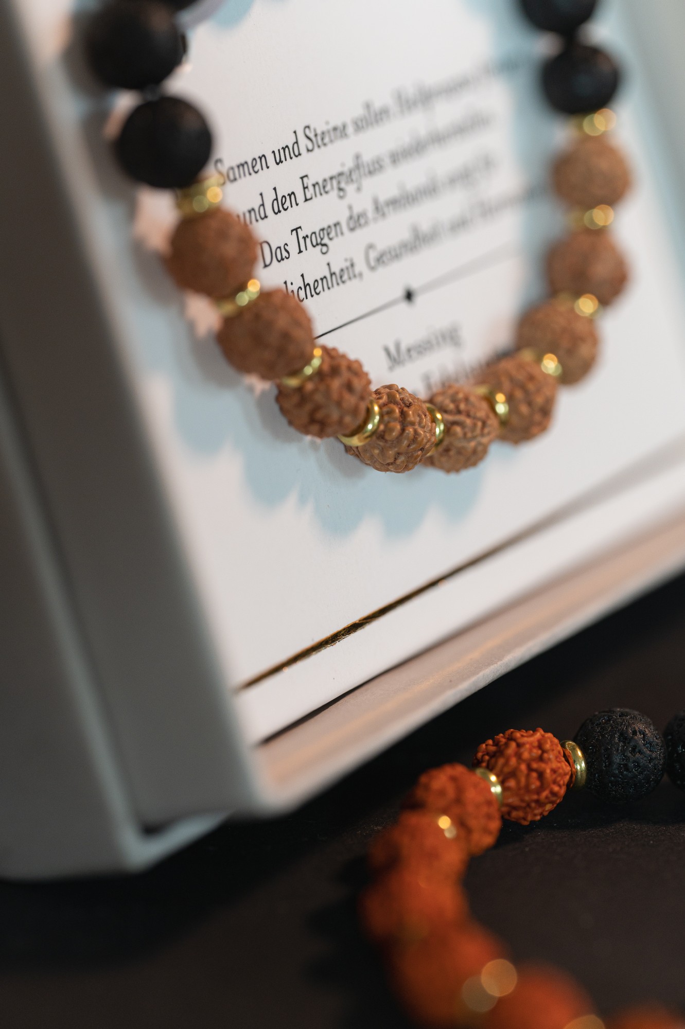 Armband 'Rudraksha & Lavastein', mit Messingelementen in Geschenkbox günstig bestellen