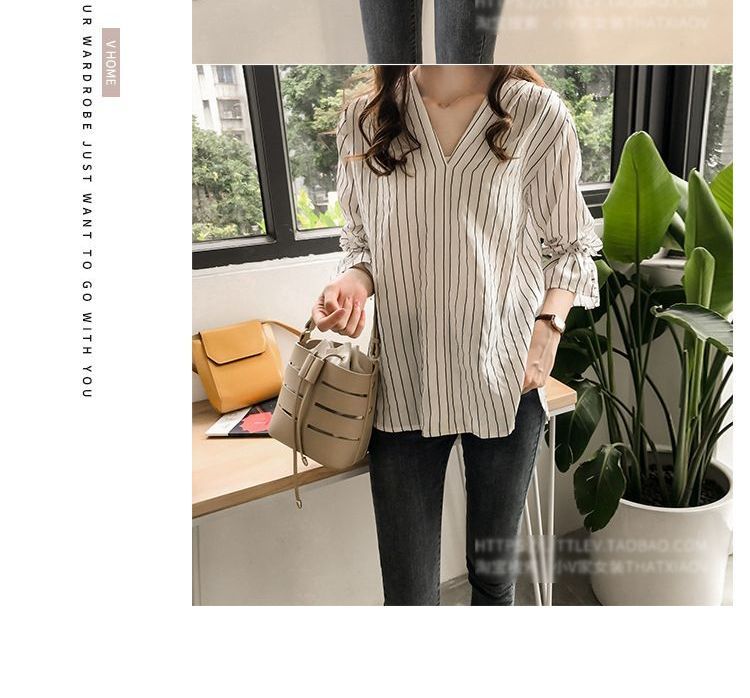 Arroba - Blouse met V-hals en geplooide klokmouwen