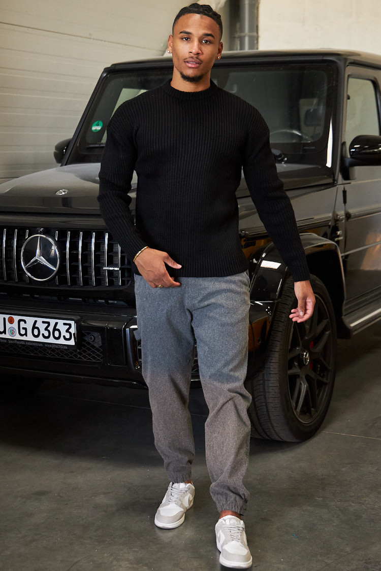 Pull noir en maille à col rond