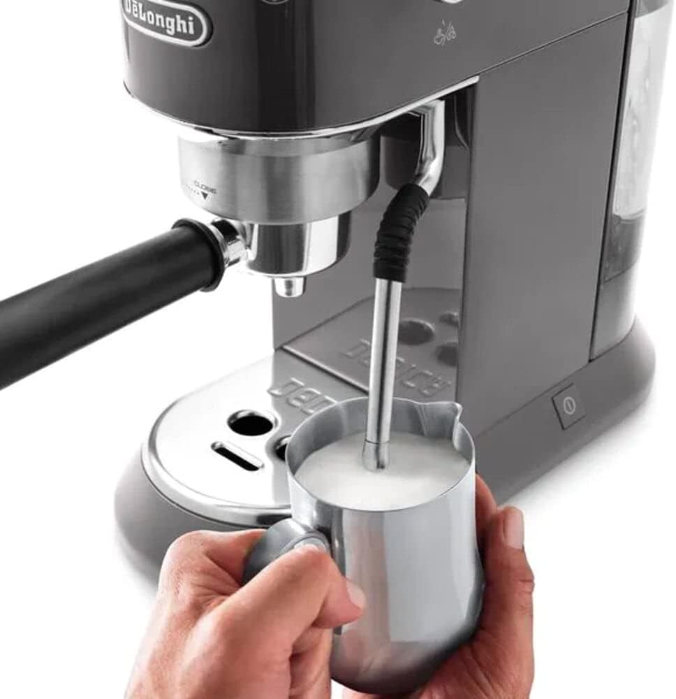 De'Longhi Dedica Arte EC885.M, Traditionelle Siebträgermaschine, Manuelle Kaffeemaschine mit MyLatteArt Dampfstab, Kompakt, 15 cm Breite, Passend für Tassen bis 13 cm, E.S.E. Kompatibel, Metall