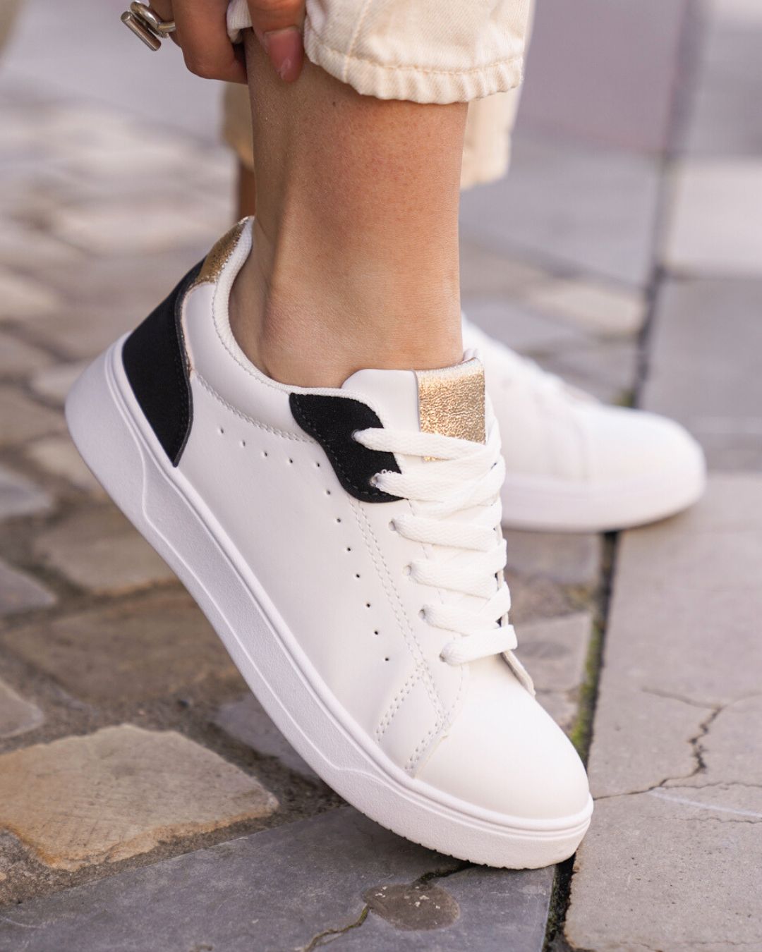 Basket femme blanche noire et dorée à lacets - Bintou