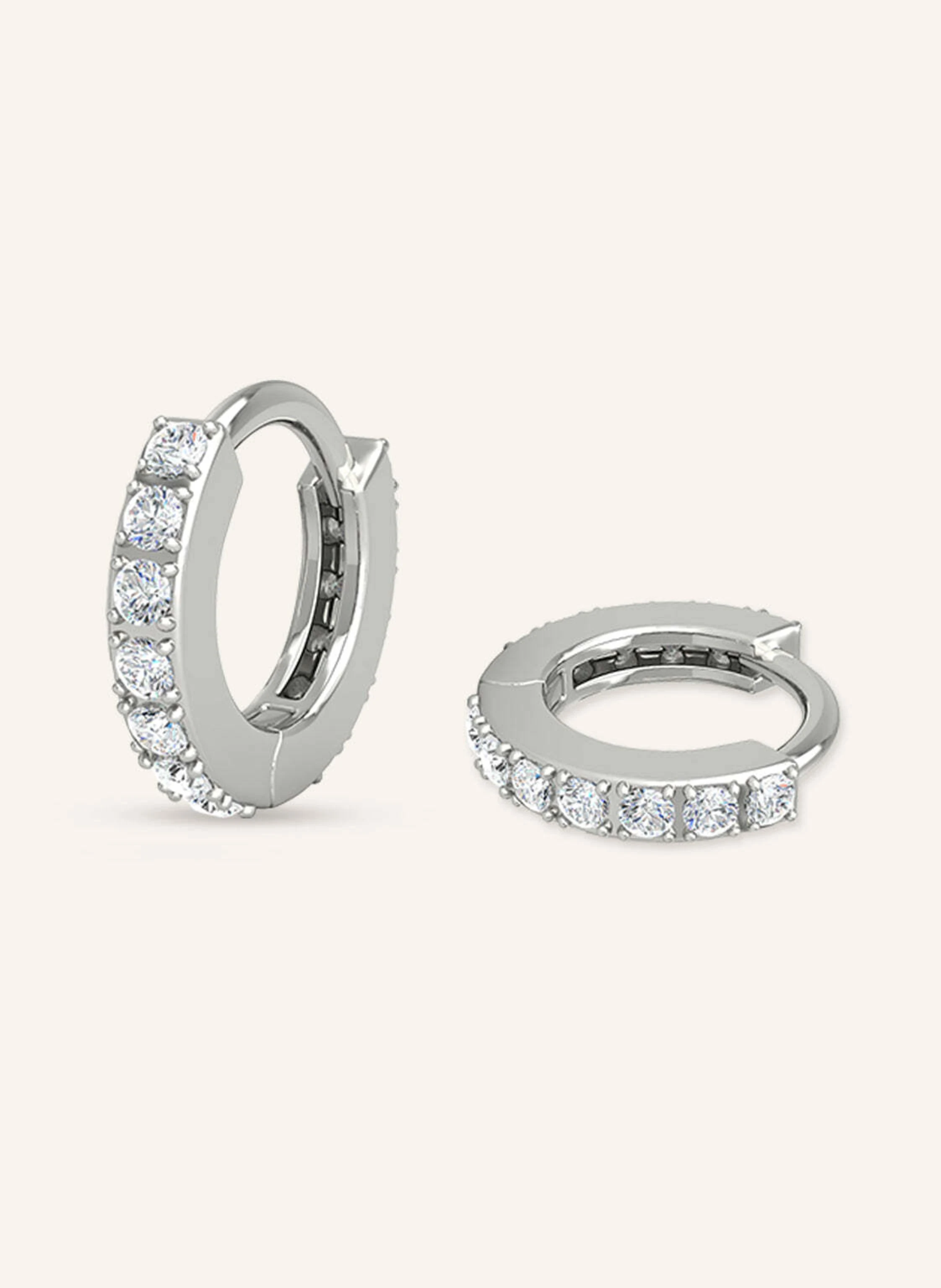 VEYNOU Creolen MINI HUGGIES aus 14 Karat Weißgold und 0,33ct. lab-grown Diamanten