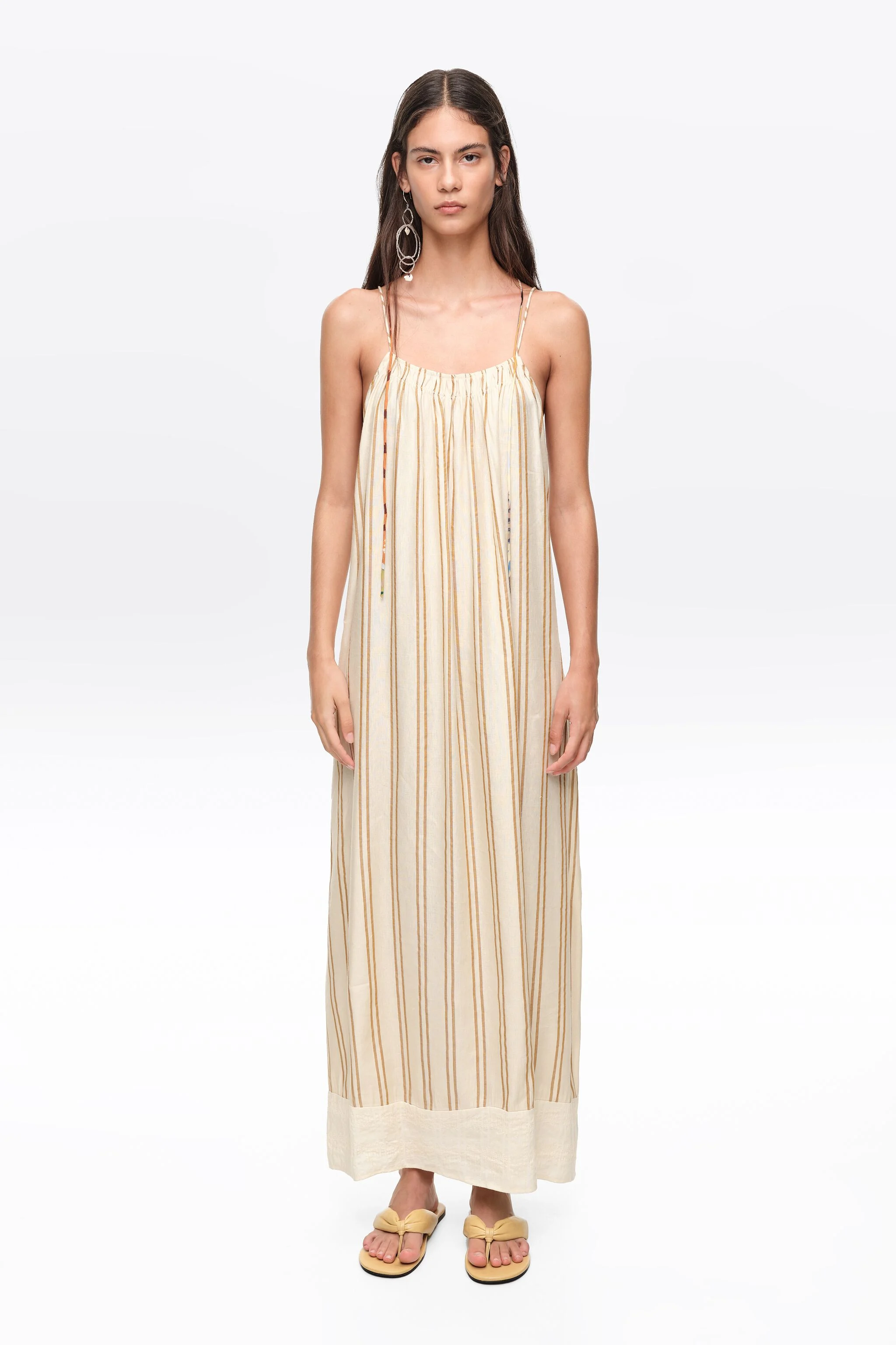 Vestido de linho com listras cor areia e alças finas.