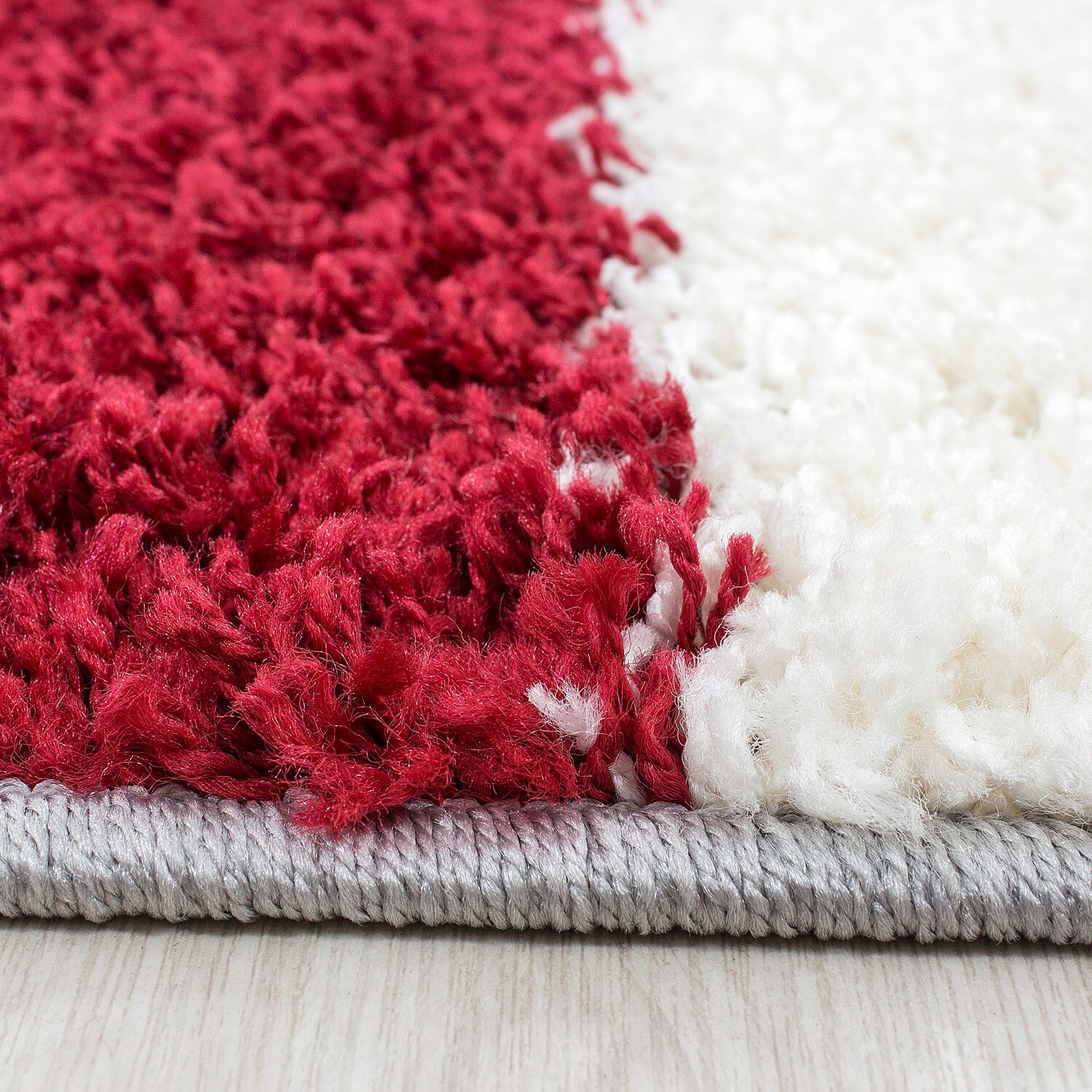 Stilvoller Hochflor-Teppich mit zeitgemäßem Karo-Muster, Shaggy-Teppich