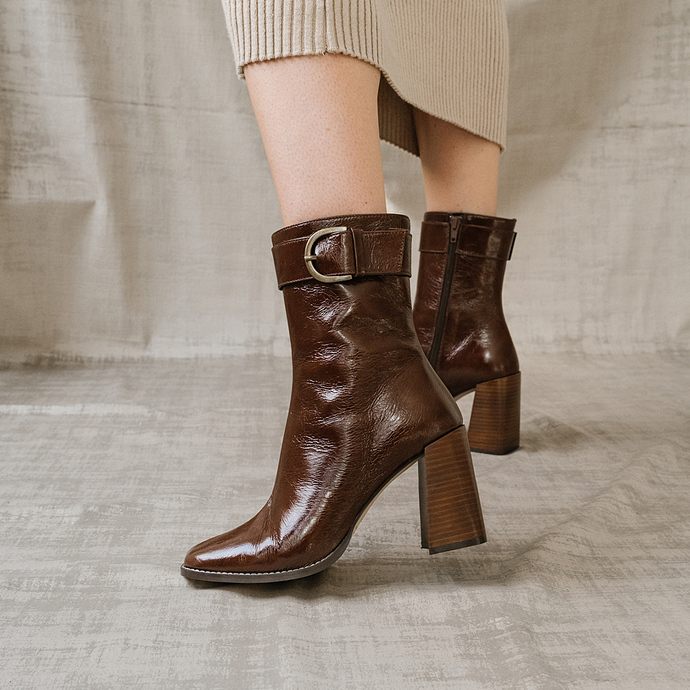 Bottines à talons et boucles  en cuir brillant marron