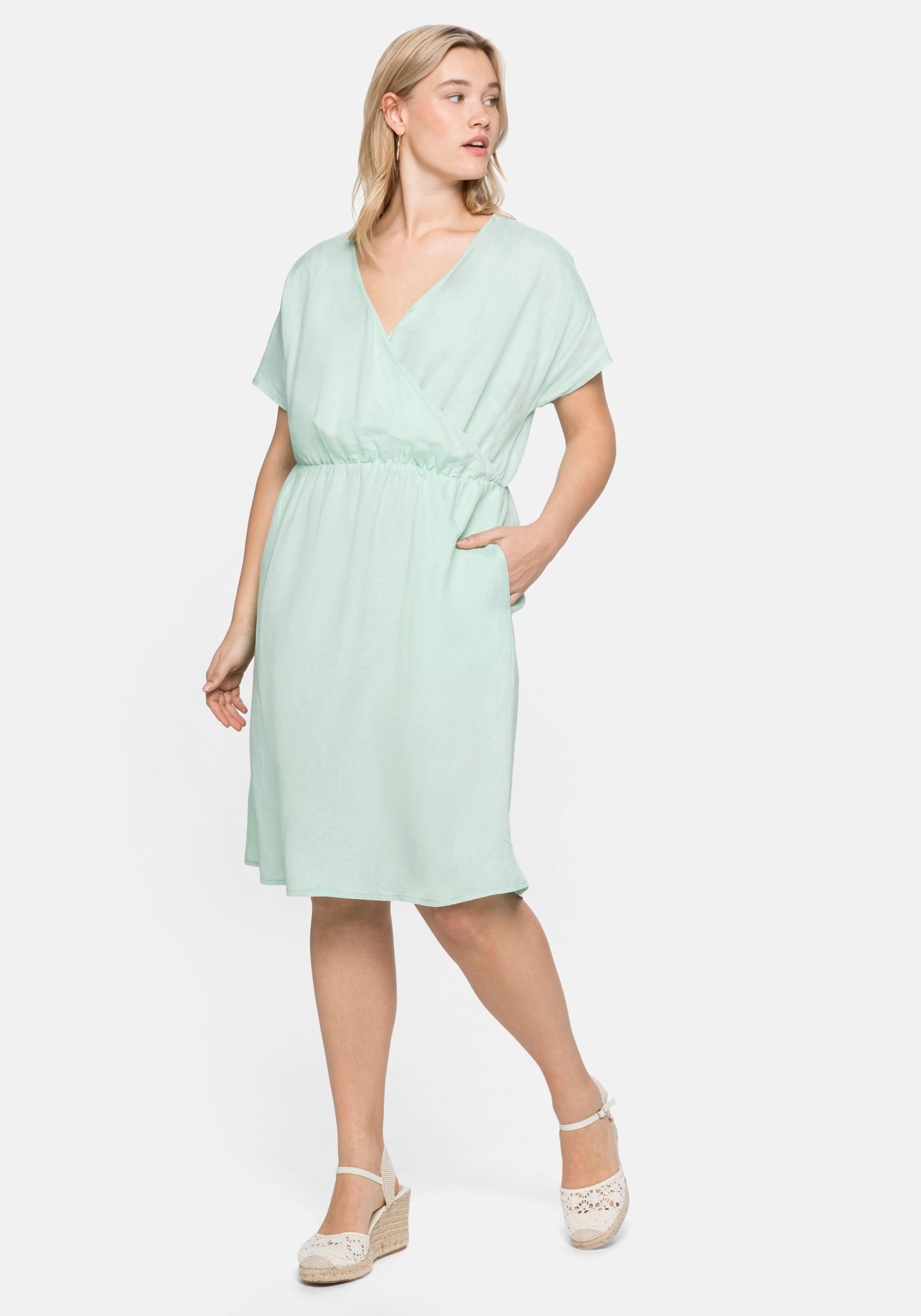 Kleid in Wickeloptik, mit V-Ausschnitt