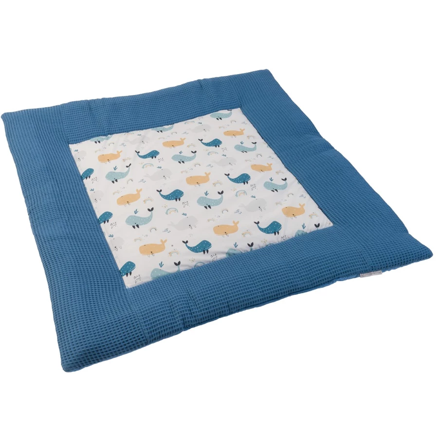 Ullenboom Krabbeldecke Waffelpique Motiv blau Wale 100x100 cm