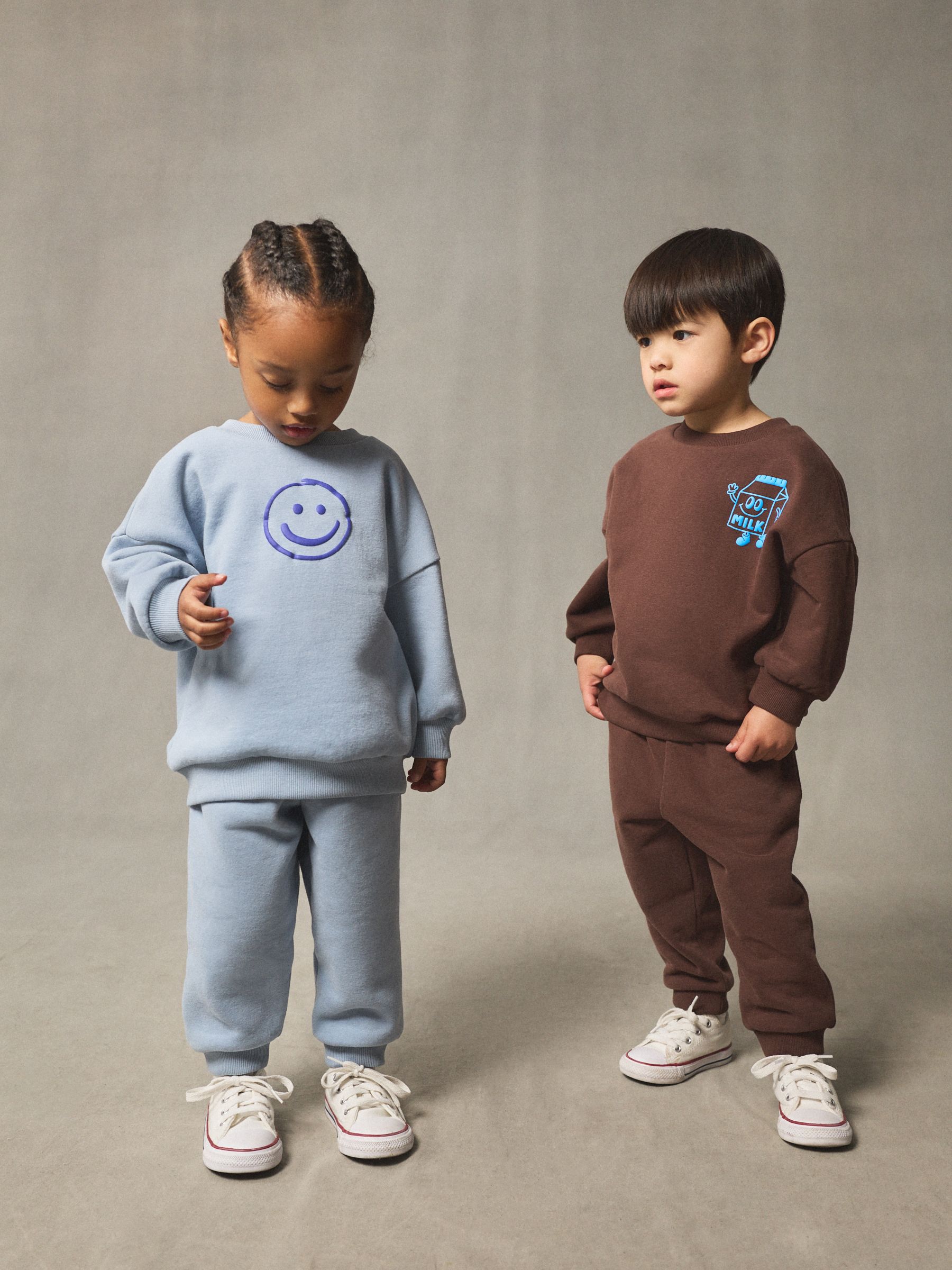 Chocoladebruin en blauw - Bedrukte set van sweater met ronde hals en joggingbroek (3mnd-7jr)
