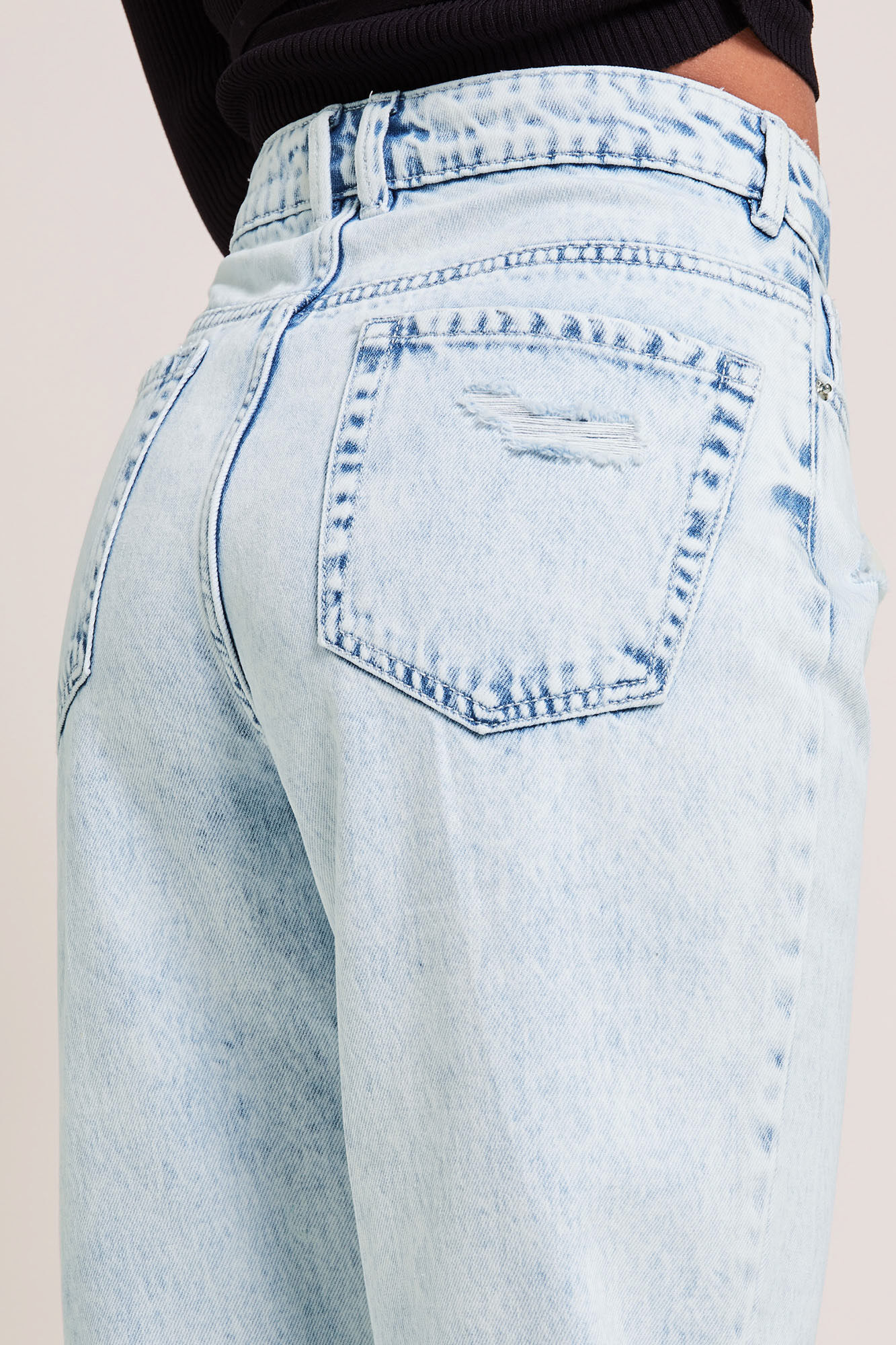 calças jeans mom desgastadas