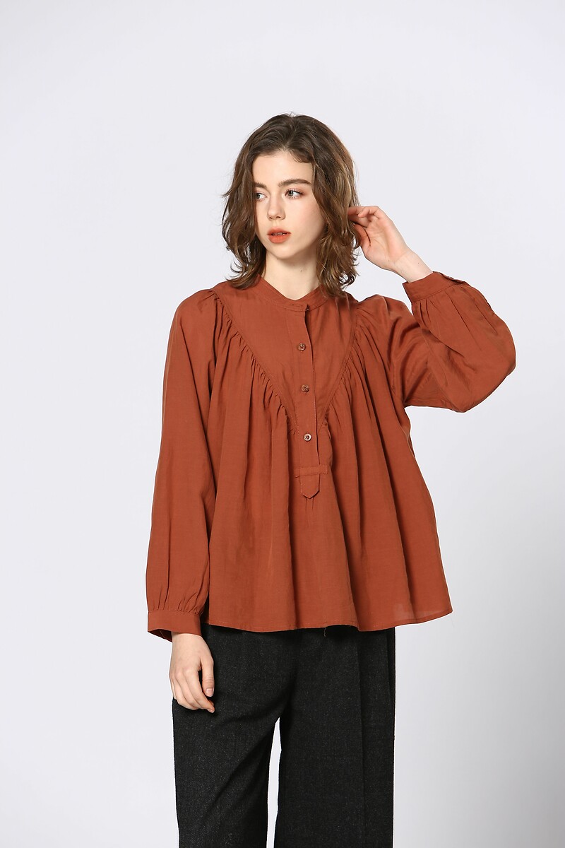ATÉ BREVE<br>Blusa com gola mandarim e fechamento por botões