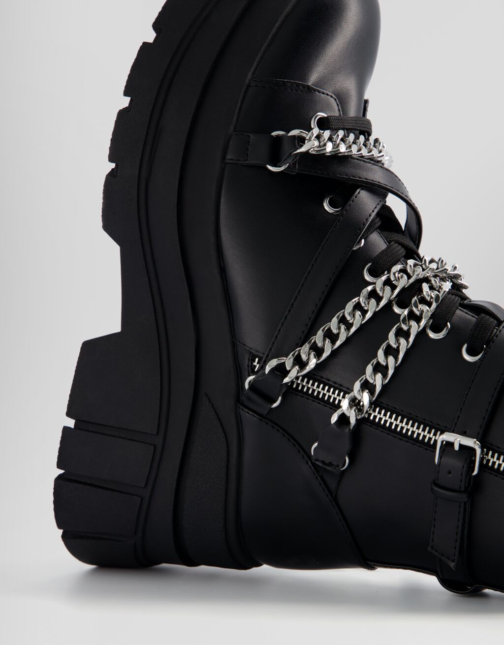 Botas de cano curto sem salto com detalhes em corrente